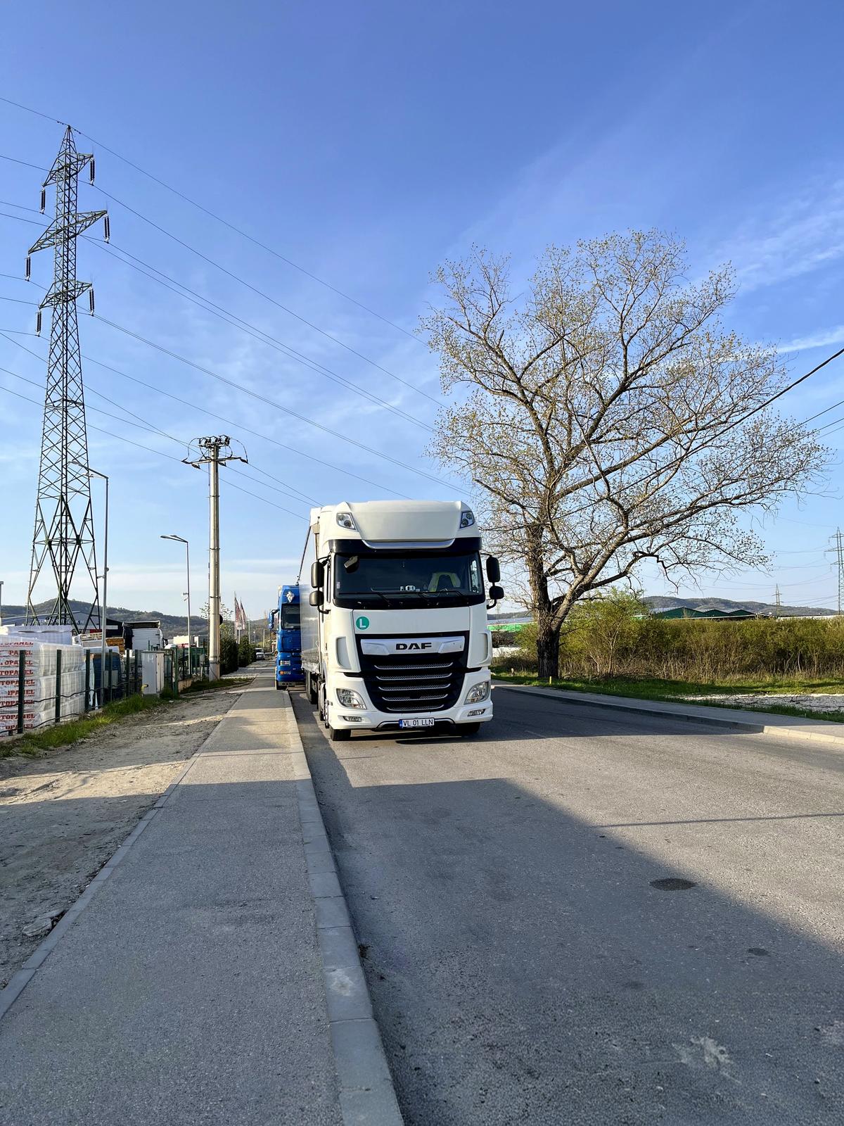 DAF unit with Schmitz curtainside trailer on route